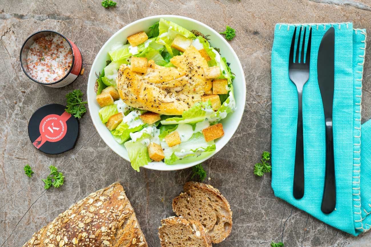 Ceasar Salat mit Andaliman-Pfeffer-Hähnchenbrust - Kieslich Gewürze